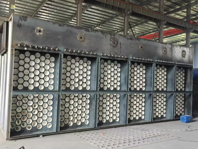 現代化布袋除塵器生產車間實景圖，展示自動化焊接和裝配線